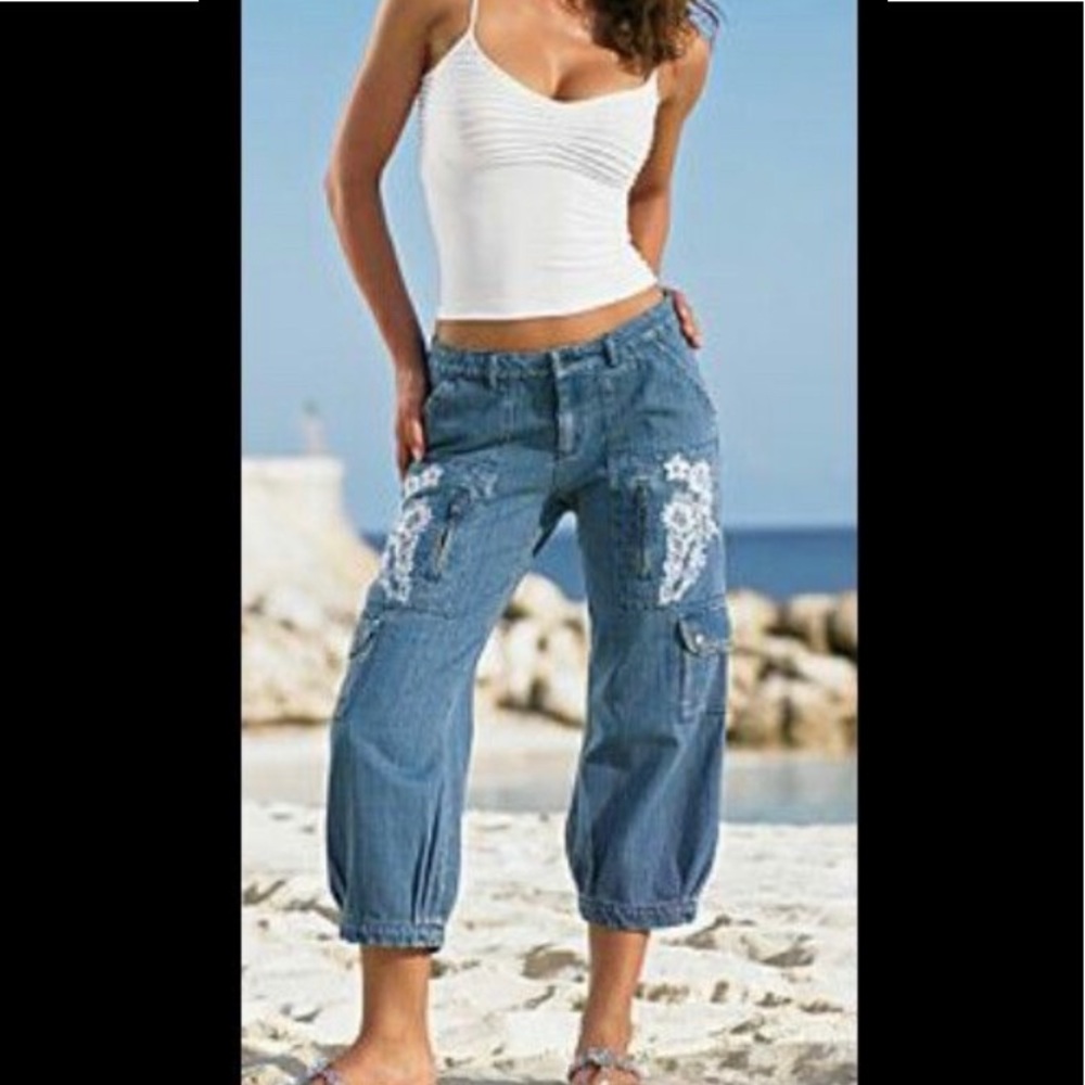 VENUS EMBROIDERED JOGGER CAPRI JEANS